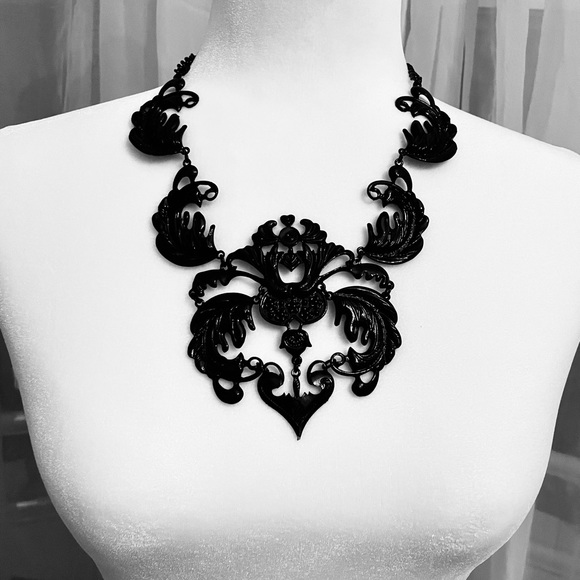 Jewelry - Intricate bold black necklace - adjustable